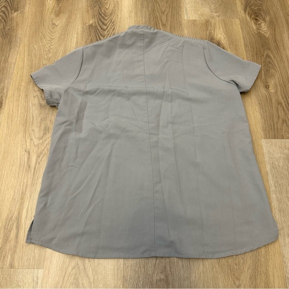 Figs Gray Limbe Pintuck Button Down Scrubs with Zipper Pockets size M - Picture 2 of 6
